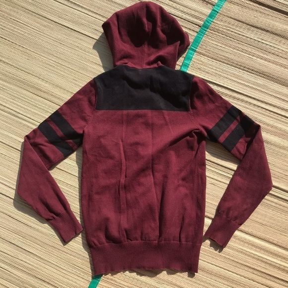 🍁50% Off Sale 🍁 Guess sweater - Picture 4 of 9